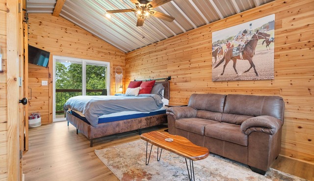 Cabin #1 @ Rock Creek Cabins! King Bed! 15 min. to Bathhouse Row! Pet Friendly!