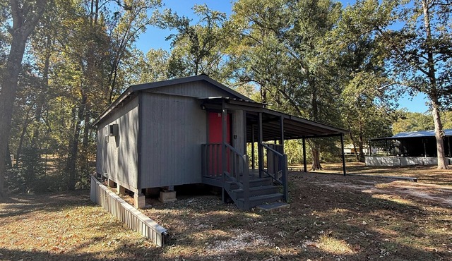 Cabin 2 - Cozy 1-bedroom cabin in Zavalla near Cassels-Boykins Boat Ramp