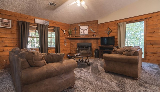 Cabin G at Safe Harbor Brady Mountain on Lake Ouachita!