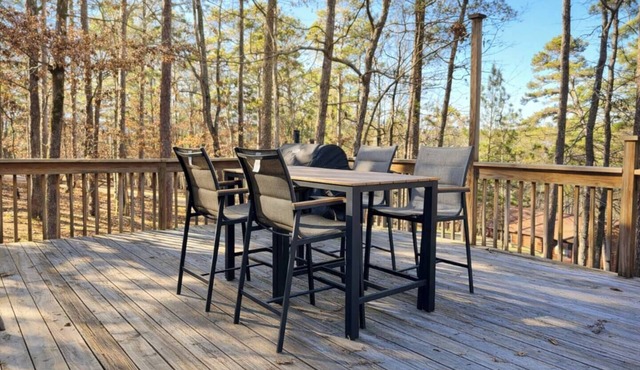 Cabin J at Safe Harbor Brady Mountain on Lake Ouachita!