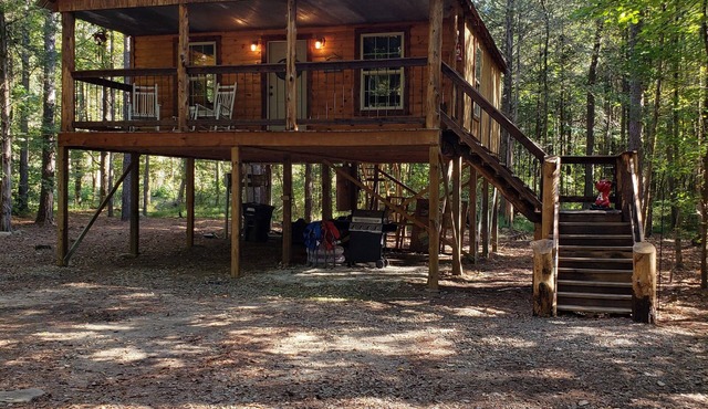 Cabin overlooking creek close to National Forrest a great place to relax