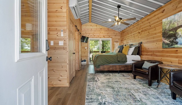 Cabin #4 @ Rock Creek Cabins! Kin Bed! 15 min. from National Park! Pet Friendly!