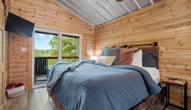 Cabin #5 @ Rock Creek Cabins! King Bed, Great Porch, Nice Views, Pet Friendly!