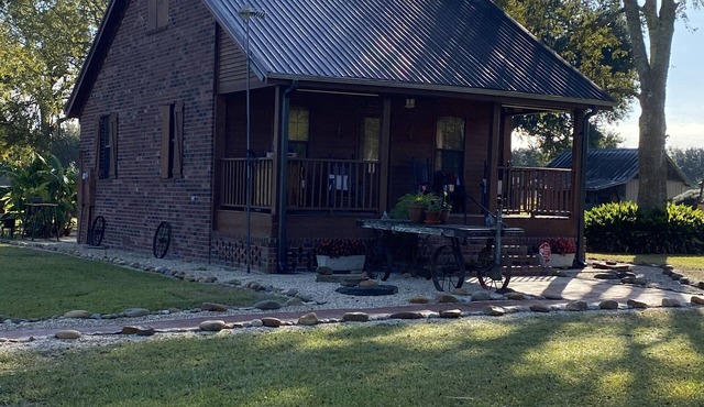 Cajun Country at its best. Private Acadian style guest house on estate property.
