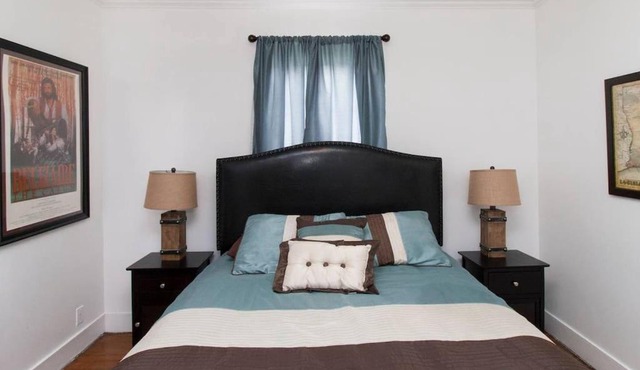 Cajun Stays - Cajun Hostel II - The Brown Room