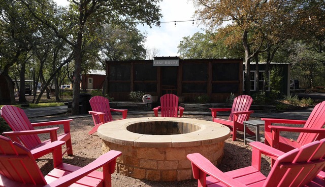 Camp QYB Retreat: Private Cabin and Lake House, Hot Tub, Lake Front