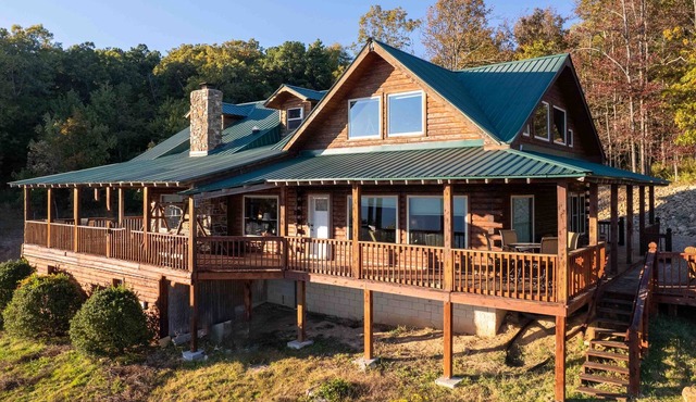 Canyon's Edge Family Cabin- best scenic canyon views, hot tub & fire pit!