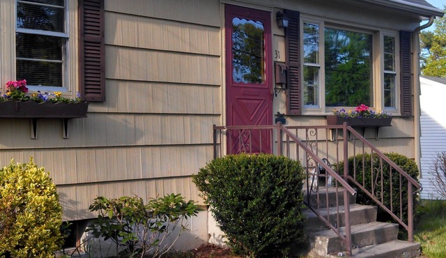 Cape Cod home in great location! Walk to downtown in Stonington