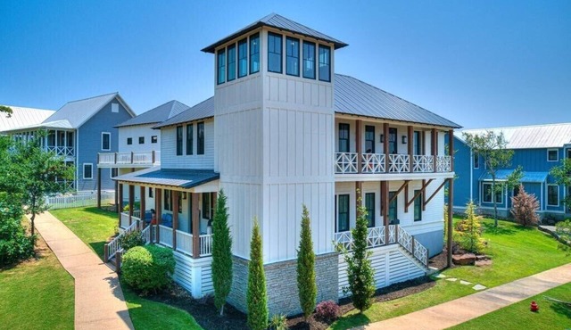 Carlton Landing. Large lakeview family home. Close to pool, pickleball & tennis!