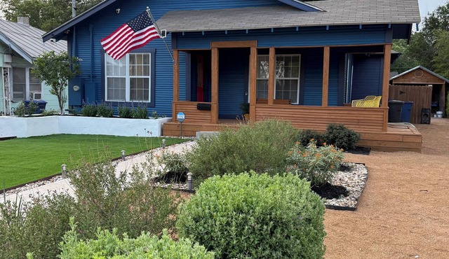 Casa Azul - Downtown Bungalow - Pet Friendly