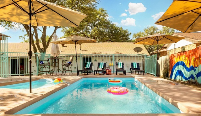 Casa Colibri w/year-round Backyard/Heated Pool/Game Room/Central SA/BMT Grads