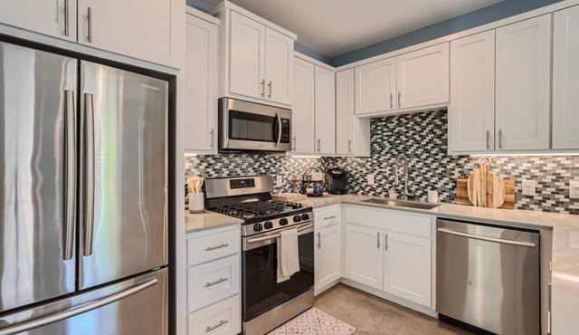 Casa de Ellie J | Newer Home, Private, great for short or longer stays, & Close to Downtown!