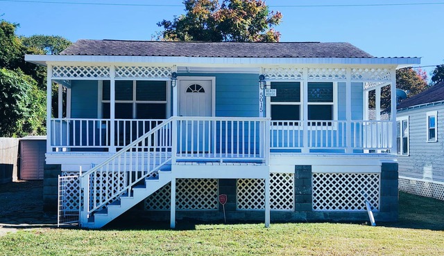 Casa del Charles Sleeps 8 & a five minute walk to the beach!