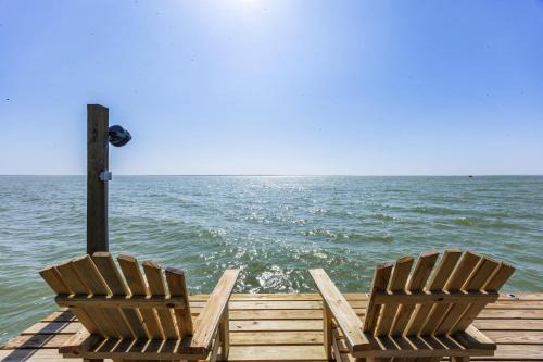 Castaways Retreat and Private Pier