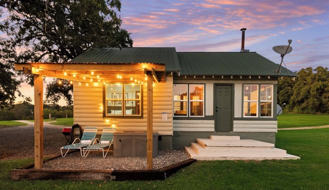 Cedar Nest- LAKEFRONT Cabin retreat with a Jacuzzi in Texoma Shores Resort