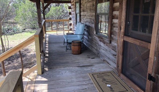 Cedar Ridge Log Cabin on 14 acres - Pet Friendly!