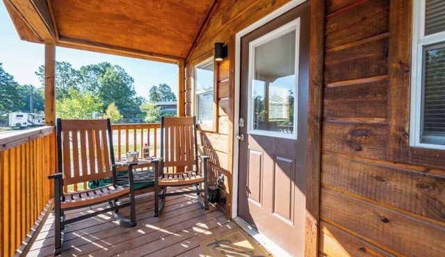 Cedar: Sleeps 3, Tiny Cabin, Pets, Near Park/Lake in Broken Bow