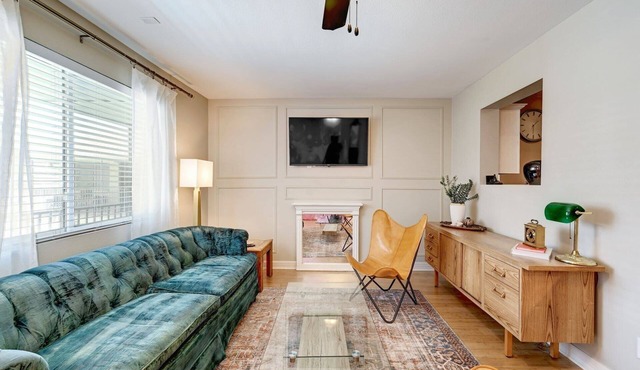 Central & Chic Condo: Sleeps 5