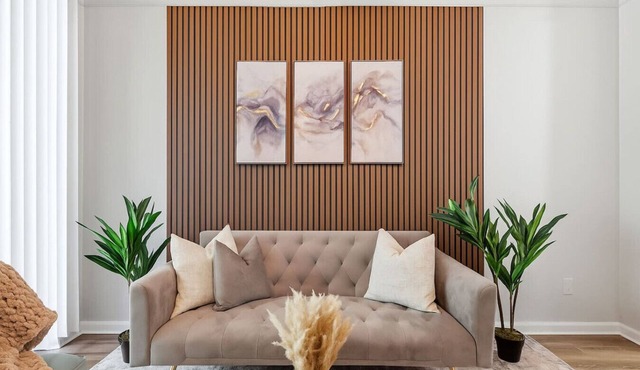 Central Dallas apartment with balcony and pool