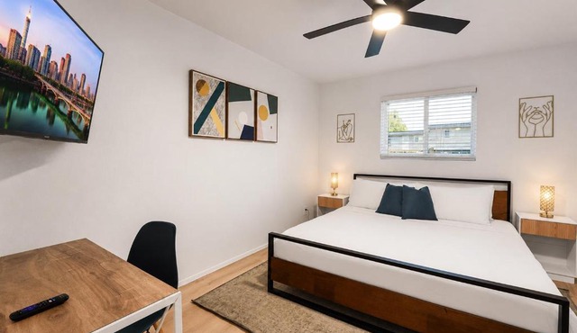 Central Hyde Park 2BR king suites close to UT, Moody Center, DT