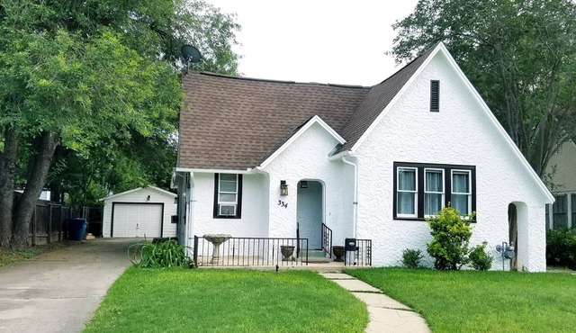 Centrally located vacation HOUSE, close to everything with parking.