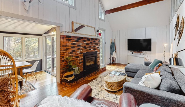 Centrally located vacation rental - mountain view - walk to shops & restaurants in White River Junction