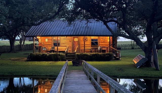 Charming 1-bedroom cabin over looking a pond & located on a cattle ranch