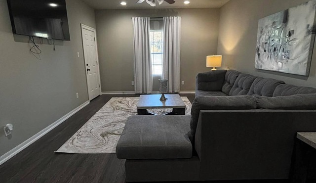Charming 1-bedroom apartment with WiFi, AC in gorgeous Sour Lake #211