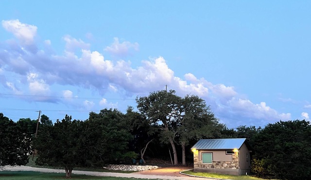 Charming 1-bedroom bungalow with fire pit and rural views
