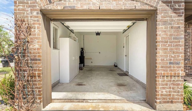Charming 1-bedroom building in terrific Richmond with WiFi, AC & parking garage