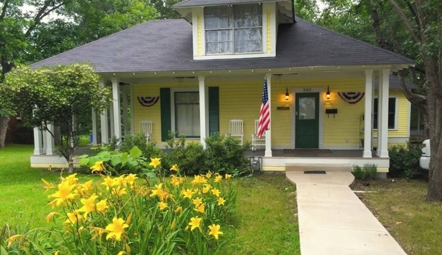 Charming 1-bedroom house in Historic Mineola, short walk to town
