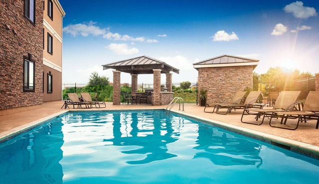 Charming 1BR Suite w/Free Breakfast + Pool Access