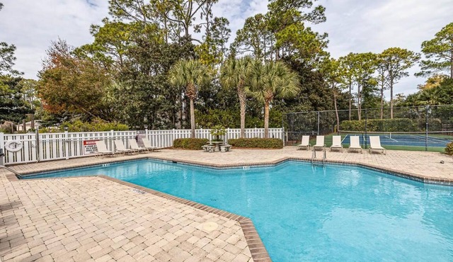 Charming 2/2 condo close to the beach and shopping! WiFi, fitness, tennis,pool. in St. Simons Island