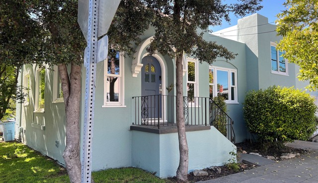 Charming 2-bed 2-bath Berkeley Home in Berkeley
