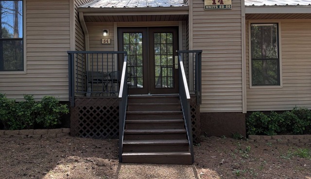 Charming 2-bedroom apartment with AC in Holly Lake Ranch