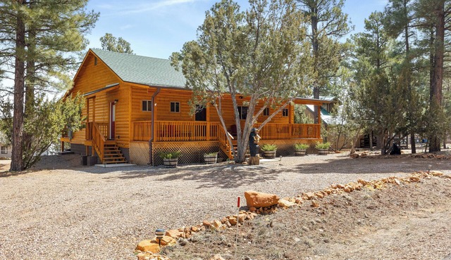 Charming 2-bedroom Cabin with WiFi, Wood Stove and AC in serene Heber-Overgaard! in Heber-Overgaard