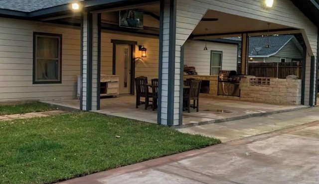 Charming 2-bedroom 2 full bathroom house in Balch Springs with AC, WiFi