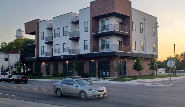 Charming 2-Bedroom Apartment in Downtown Manor
