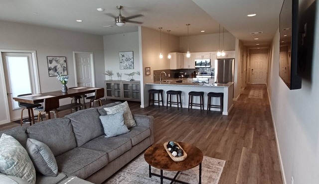 Charming 2-Bedroom Apartment in Downtown Manor