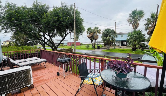 Charming 2-bedroom cabin with WiFi, AC in tranquil surrounding.