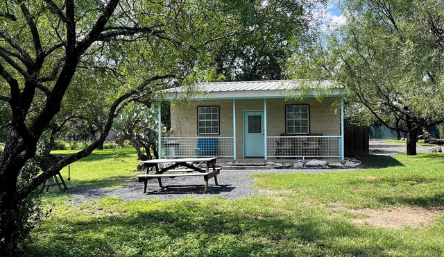 Charming 2-bedroom cabin right on the Frio River - Cabin #1 in Concan