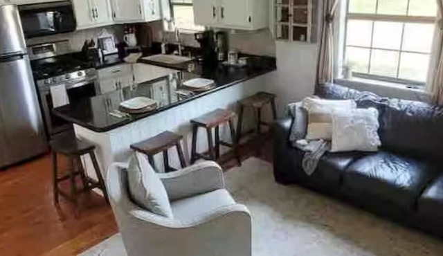 Charming 2-bedroom cabin with WiFi, fire pit, AC, pets welcome in quaint Royal
