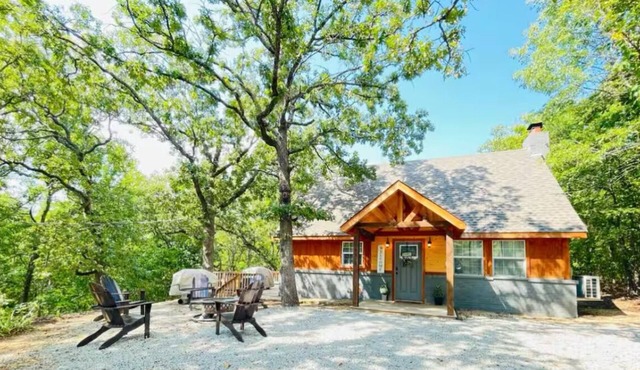 Charming 2-bedroom cottage/cabin in serene Cookson, Ok right on Lake Tenkiller.