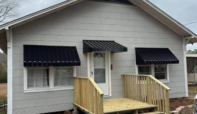 Charming 2-bedroom cottage in adorable Grayson with WiFi, AC