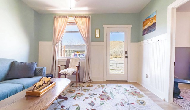 Charming 2-bedroom cottage with WiFi, AC in welcoming Helper in Helper
