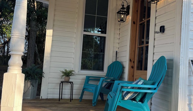 Charming 2-bedroom country cottage with 2 bedrooms and WiFi.