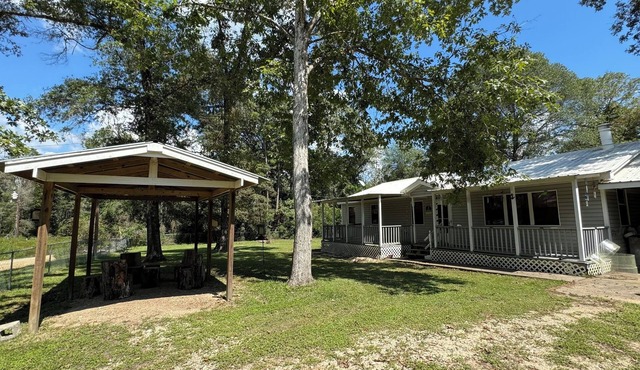 Charming 2-bedroom house with WiFi, AC in cool Livingston