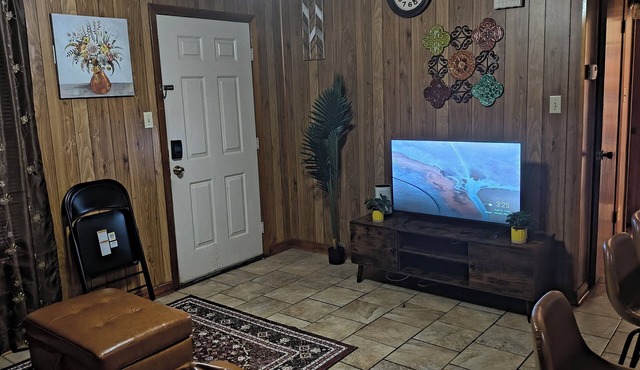 Charming 2-bedroom house in phenomenal Leesville with WiFi, AC
