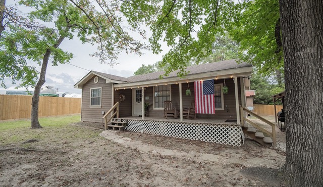 Charming 2-bedroom lake house in Onalaska, TX!