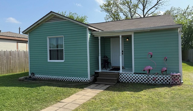 Charming 2-bedroom pet-friendly house with fenced yard minutes from Galveston!